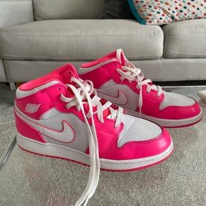 Hyper pink Air Jordan 1 Mid